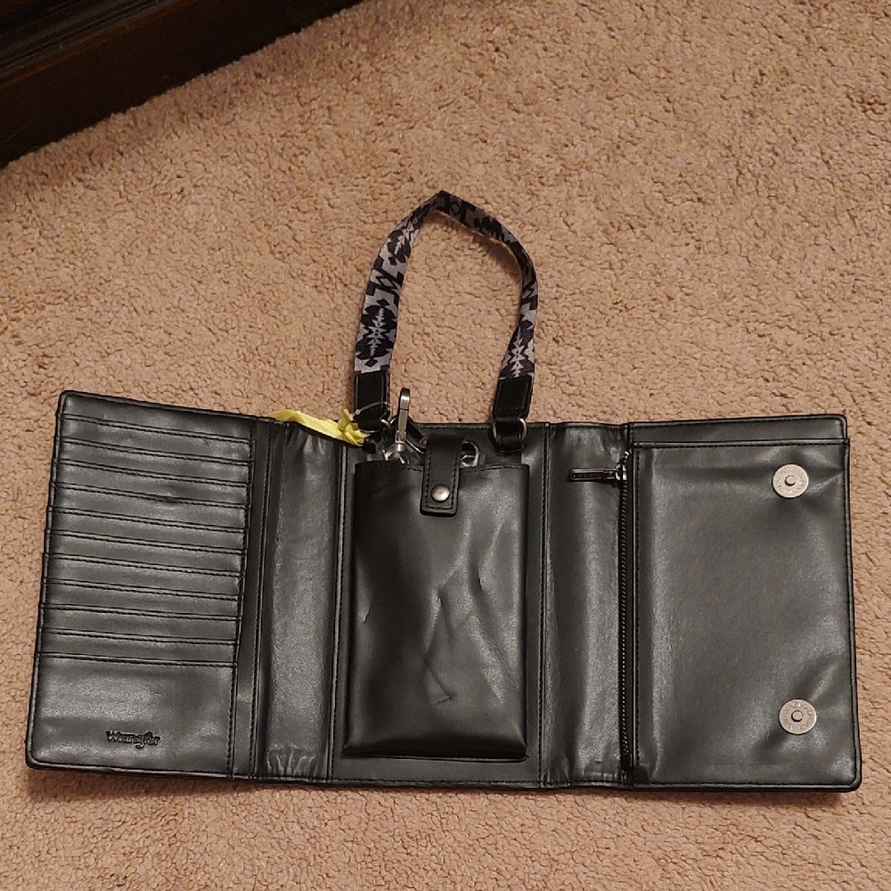 Wrangler Black and Gray Geometric Crossbody Or Wristlet - Picture 3 of 14
